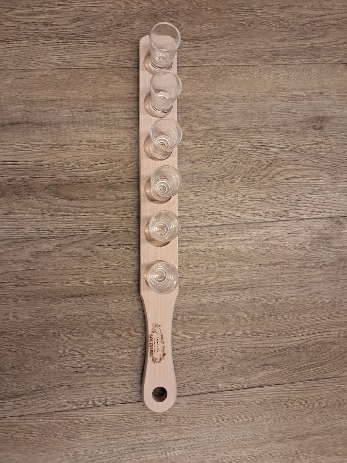 Schnapslatte „Salzburg“ – Rustikale Servieridee aus Holz