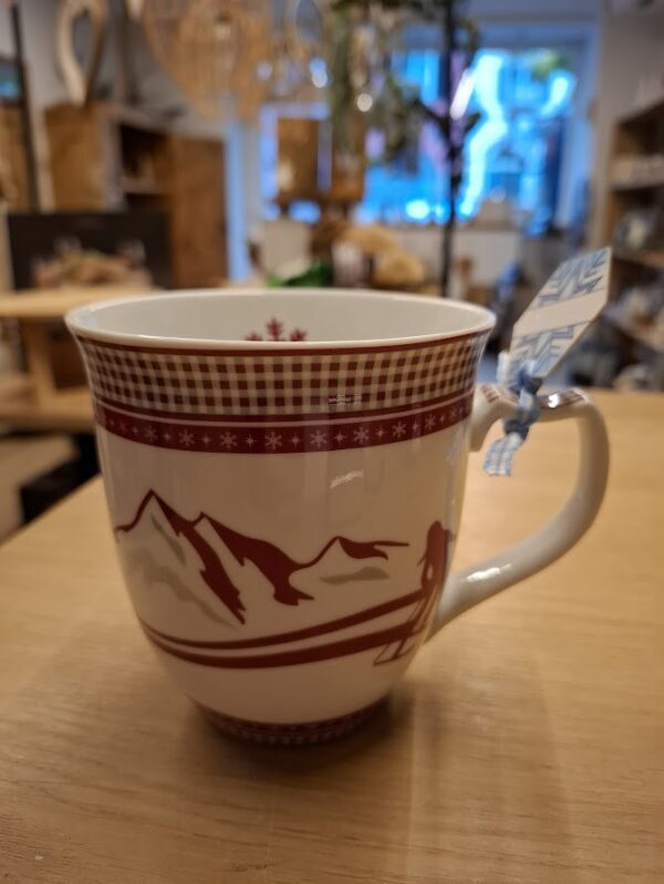 Weiße Tasse mit roter Berglandschaft und kariertem Rand – Edel & stilvoll