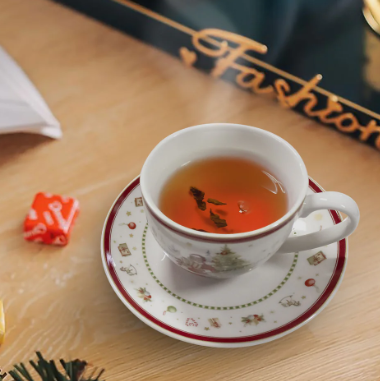 Vintage-Porzellan Weinhnachtstasse und -untertasse – Bild 3