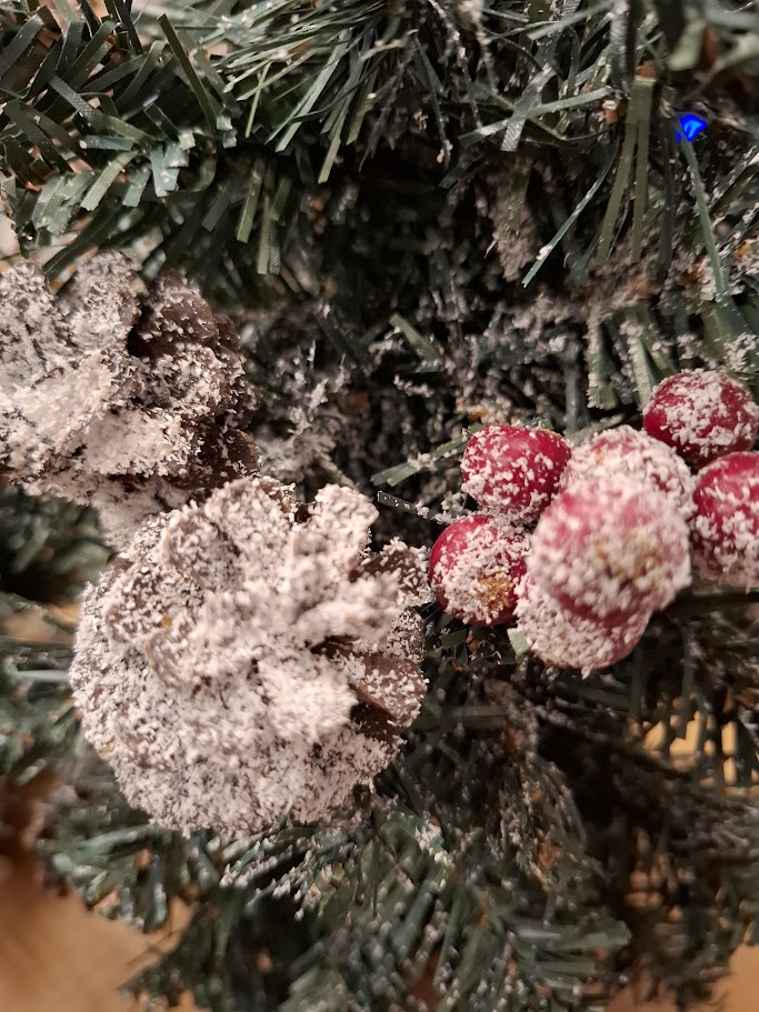 Tannenbaum Dekoaufsteller – grün – mit Holzfuß, Alustange & roten Beeren – Bild 6