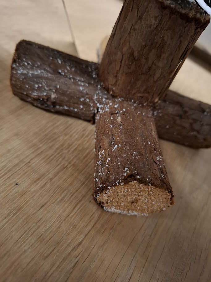 Tannenbaum Dekoaufsteller – grün – mit Holzfuß, Alustange & roten Beeren – Bild 5