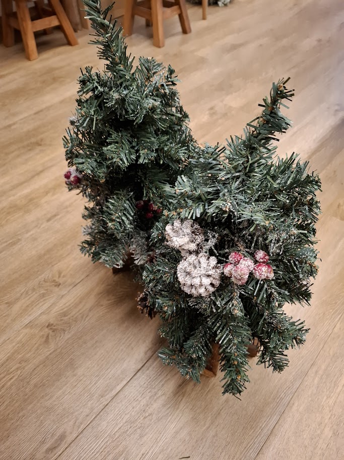 Tannenbaum Dekoaufsteller – grün – mit Holzfuß, Alustange & roten Beeren – Bild 3