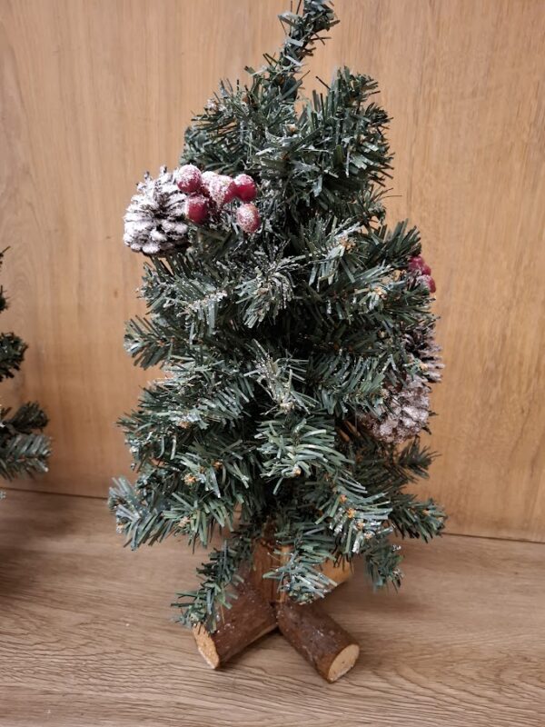 Tannenbaum Dekoaufsteller – grün – mit Holzfuß, Alustange & roten Beeren