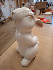 Neugieriges Häschen mit rosa Ohren und goldenem Näschen