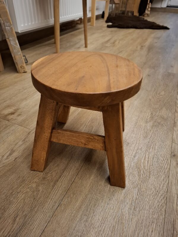 Rustikaler Holz-Hocker aus massivem Holz
