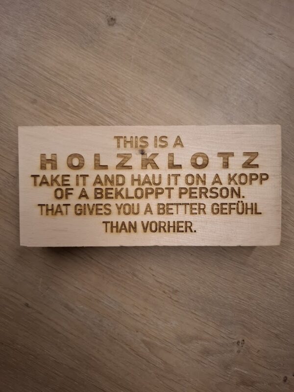 Zirbenholz-Klotz „This is a Holzklotz“ – Das ultimative Spaß-Geschenk gegen Alltagsstress