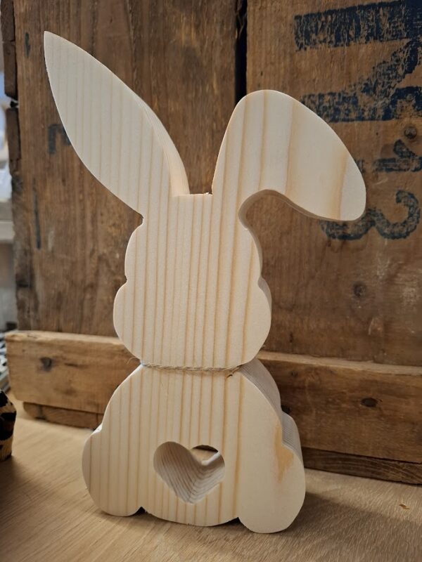 Deko-Hase aus Holz mit Herz-Ausschnitt / natürlich schön & liebevoll gestaltet