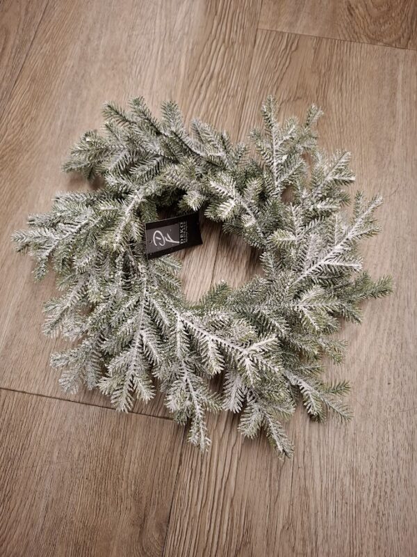 Wunderschöner, natürlich wirkender Tannenkranz mit 25 cm Durchmesser.