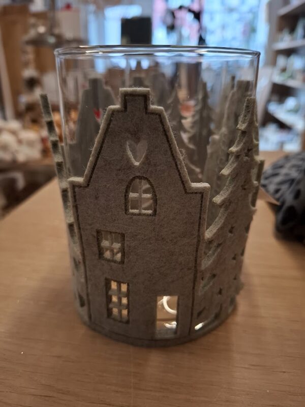 Stylische Windlichter aus Glas mit Weihnachtshäuschen aus Filz