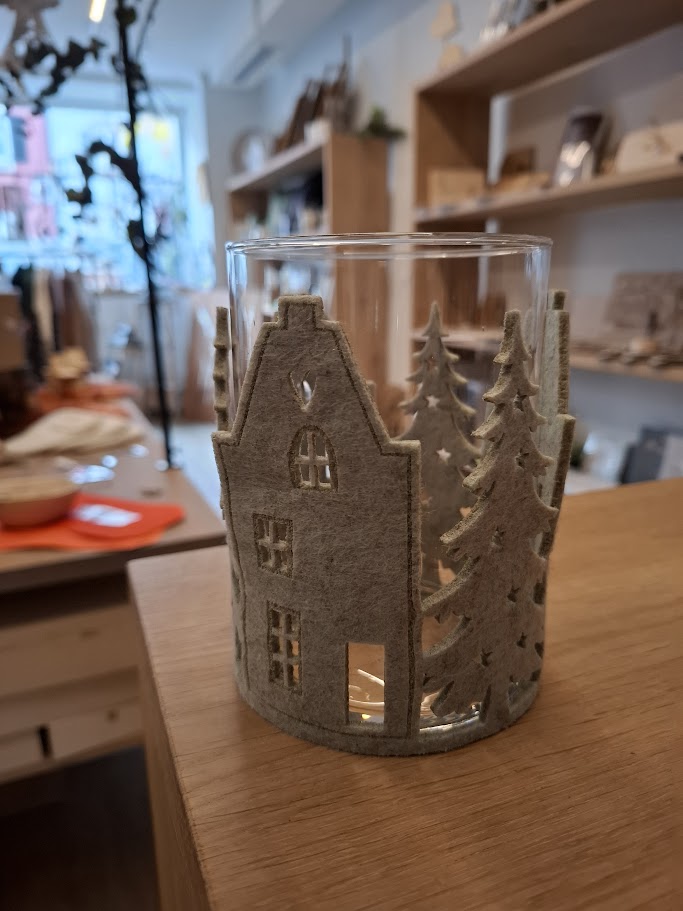 Stylische Windlichter aus Glas mit Weihnachtshäuschen aus Filz – Bild 3