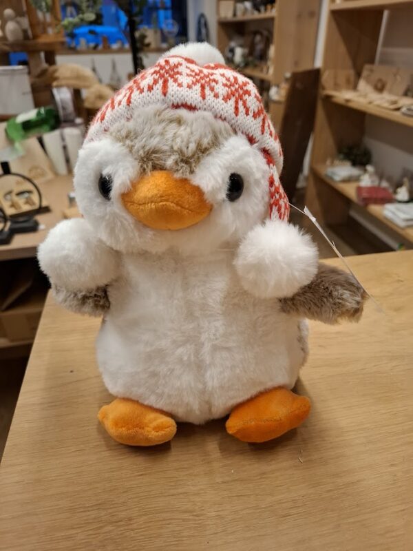 Zuckersüßer Plüschpinguin mit Wintermütze