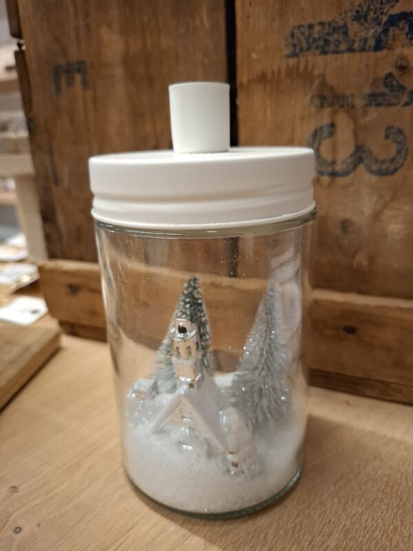 Glasdose mit weißer Kirche, Kunstschnee & Kerzenhalter – klar – mit Deckel