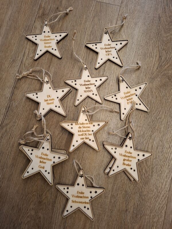 Handgefertigter Stern-Anhänger aus Holz - personalisiert mit Gravur