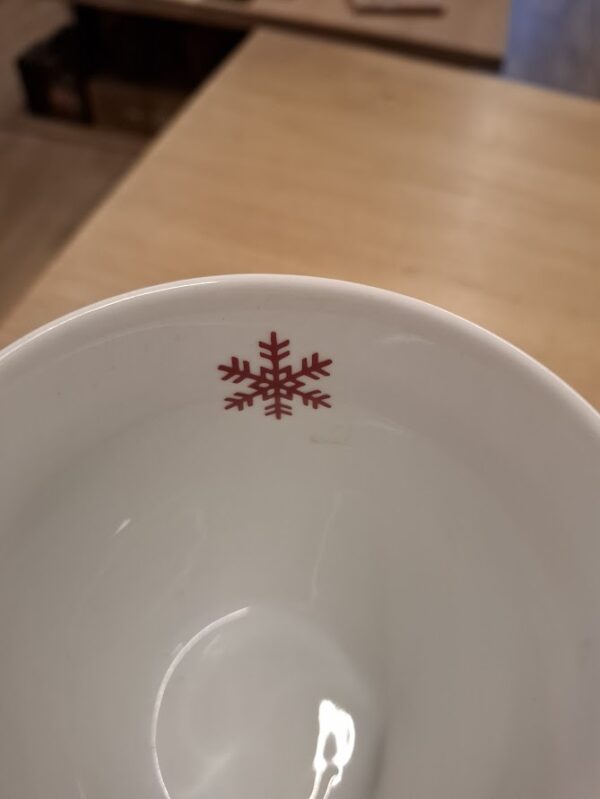 Weiße Tasse mit roter Berglandschaft und kariertem Rand – Edel & stilvoll – Bild 2