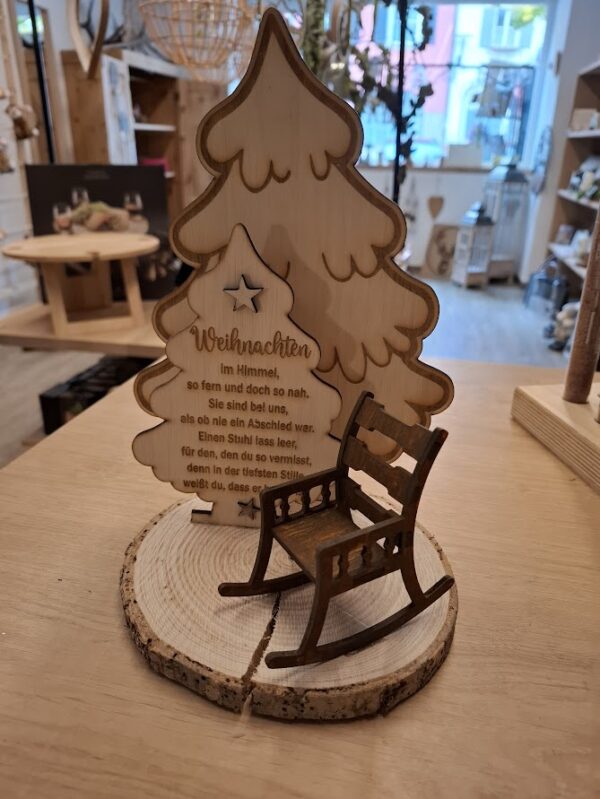 Baumscheibe mit Gravur „Weihnachten so fern und so nah“ – Erinnerung & Gedenken