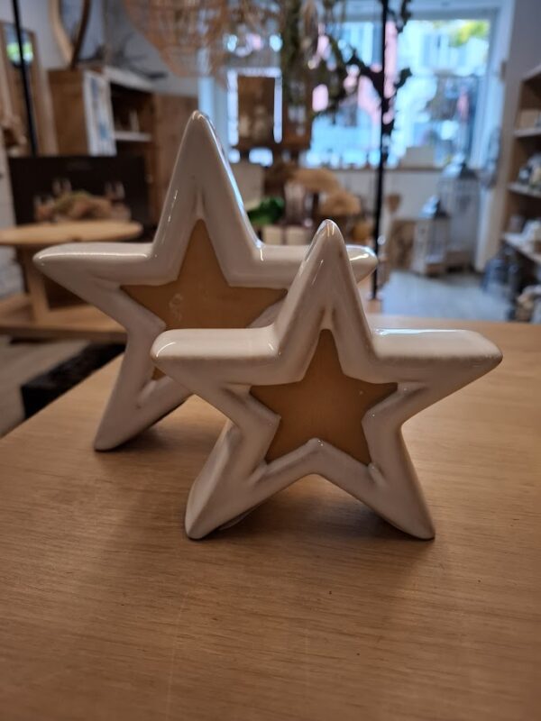Dekostern aus Ton mit einem winterlich weißem Keramikrand 12 cm