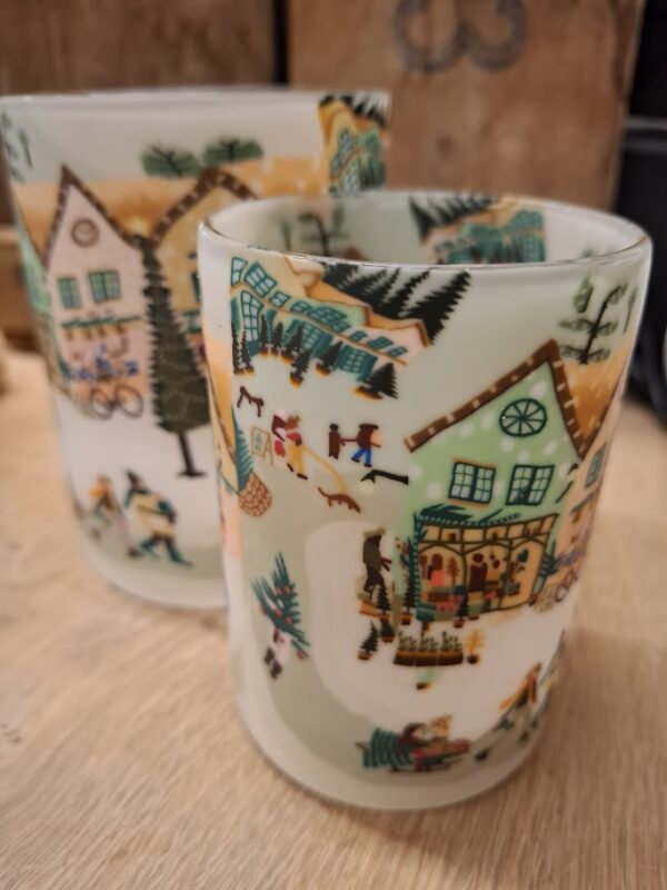 LED-Windlicht „Winterdorf“ – Hellgrün, 1×12 cm & 1×10 cm – Nostalgisches Wintermotiv mit Schlittschuh laufenden Kindern