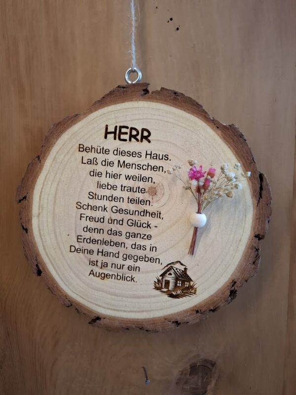 Holzscheibe mit Gravur – „Herr behüte dieses Haus“ – mit Häuschen & Trockenblumen