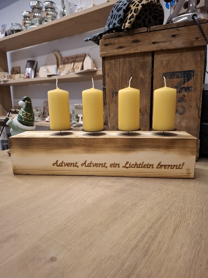 Rustikaler Advents-Kerzenblock aus geflammtem Kantholz – mit Gravur „Advent Advent ein Lichtlein brennt“, 4 Kerzenhaltern & Kerzen – Bild 3
