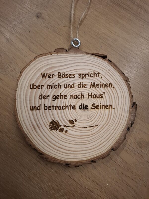 Holzscheibe mit Aufhängung & Spruchgravur – „Wer Böses spricht, über mich und die Meinen…“