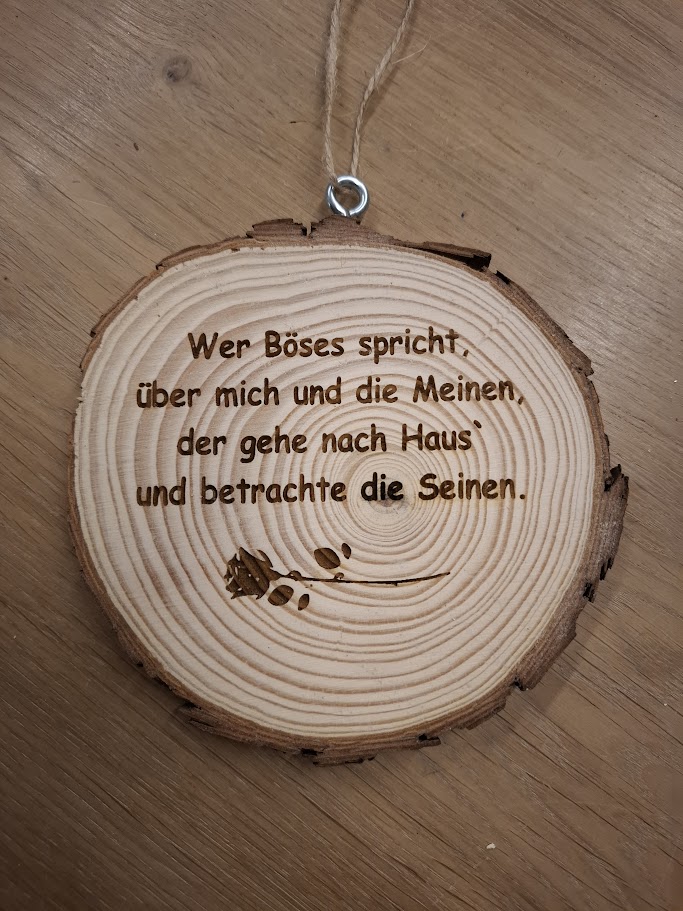 Holzscheibe mit Aufhängung & Spruchgravur – „Wer Böses spricht, über mich und die Meinen…“