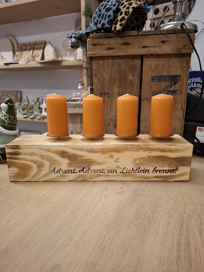 Rustikaler Advents-Kerzenblock aus geflammtem Kantholz – mit Gravur „Advent Advent ein Lichtlein brennt“, 4 Kerzenhaltern & Kerzen – Bild 5