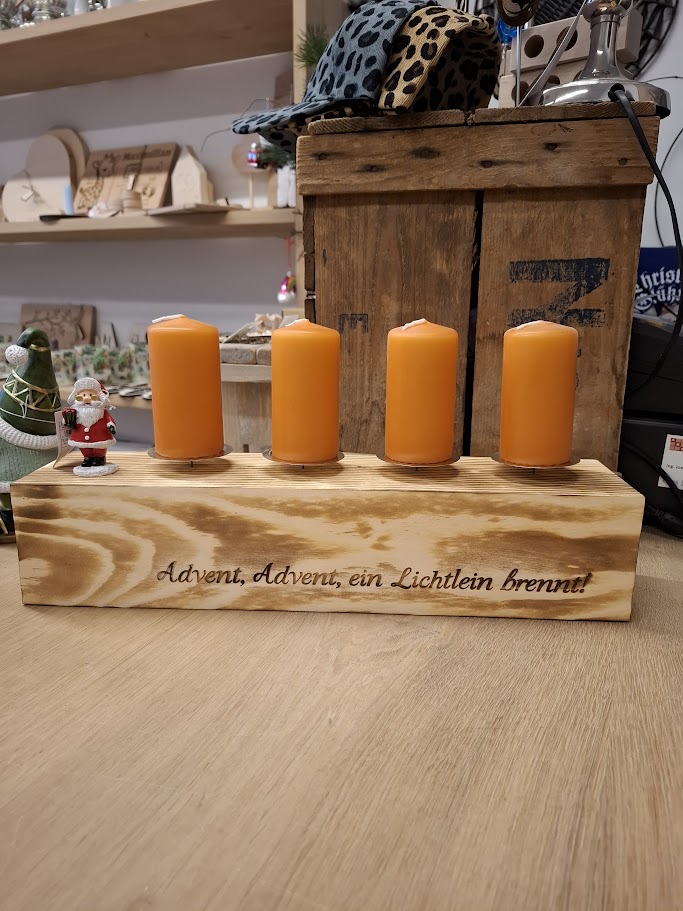 Rustikaler Advents-Kerzenblock aus geflammtem Kantholz – mit Gravur „Advent Advent ein Lichtlein brennt“, 4 Kerzenhaltern & Kerzen