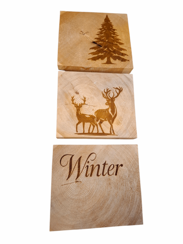 Eckige Baumscheibe mit Gravur – Hirsch, Baum oder Winter-Motiv – steht von selbst