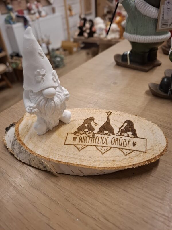 Ovale Holzscheibe mit gravierten Wichteln & weißem Gießwichtel – "Wichtelige Grüße"